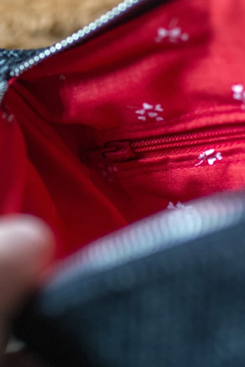 Grafitowa pleciona kopertówka