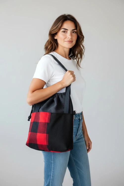 Czarno-czerwona torba z kominem do wózka w kratę