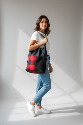 Czarno-czerwona torba z kominem do wózka w kratę