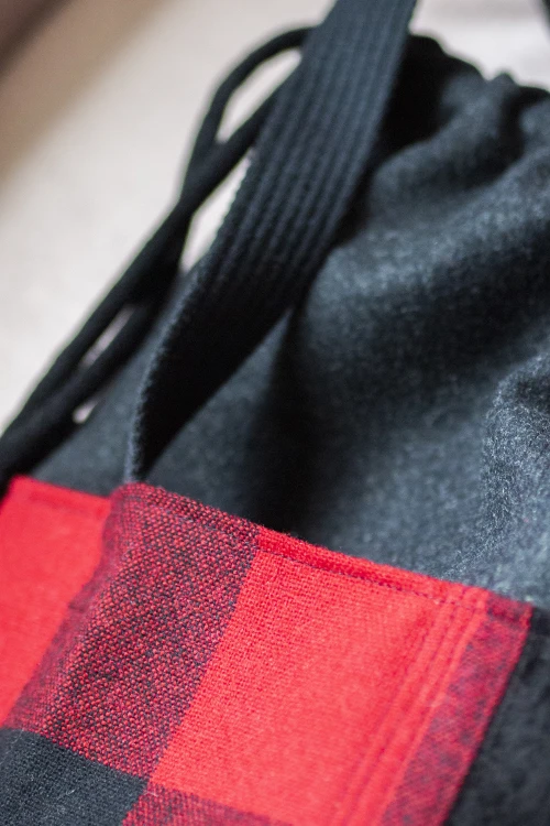 Czarno-czerwona torba z kominem do wózka w kratę