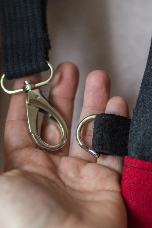 Czarno-czerwona torba z kominem do wózka w kratę