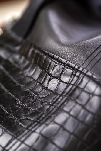 Czarna torba z kominem do wózka z ekoskóry krokodyl