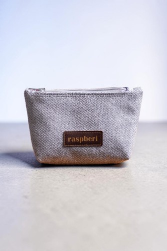 Jasnoszare plecione etui na klucze