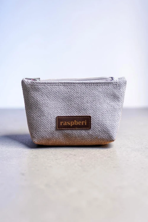 Jasnoszare plecione etui na klucze