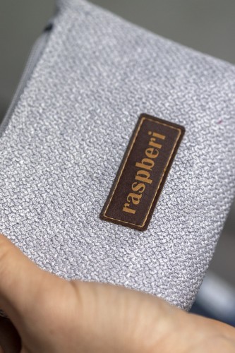 Jasnoszare plecione etui na klucze