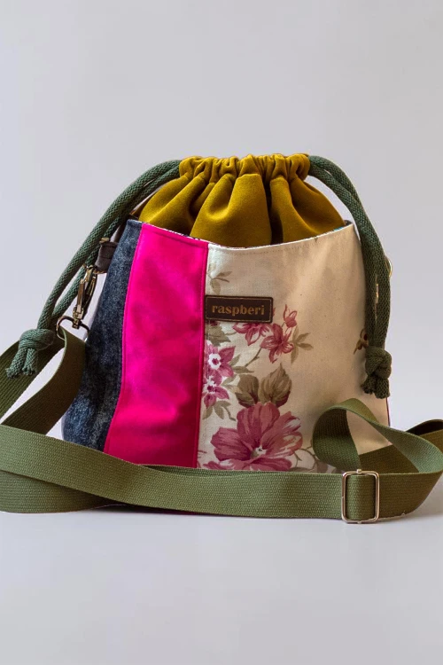 Patchworkowa miodowa listonoszka z kominem w kwiaty