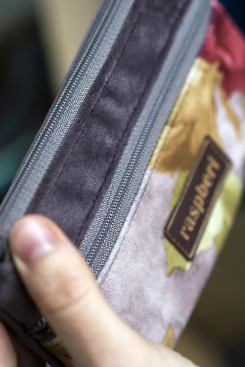 Śliwkowy portfelik w kwiaty