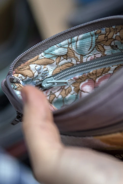 Śliwkowy portfelik w kwiaty