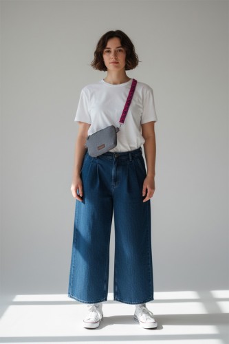 Szara kopertówka mini na różowym pasku