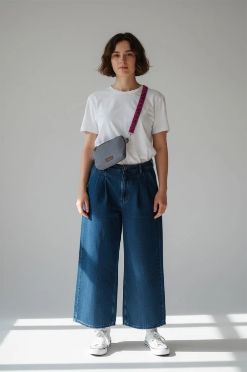 Szara kopertówka mini na różowym pasku