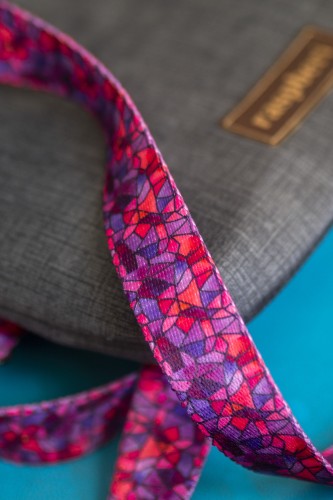 Szara kopertówka mini na różowym pasku