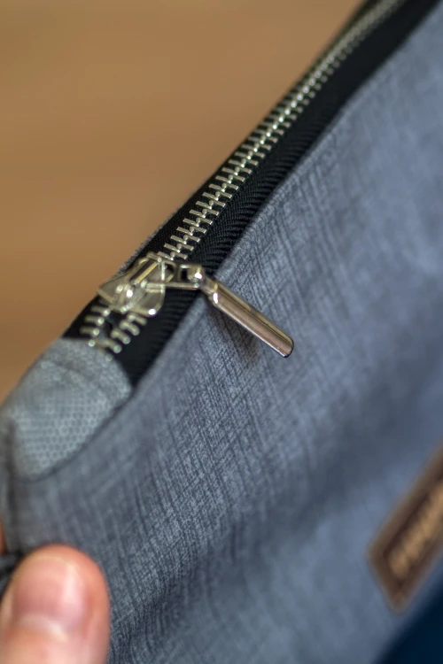 Szara kopertówka mini na różowym pasku