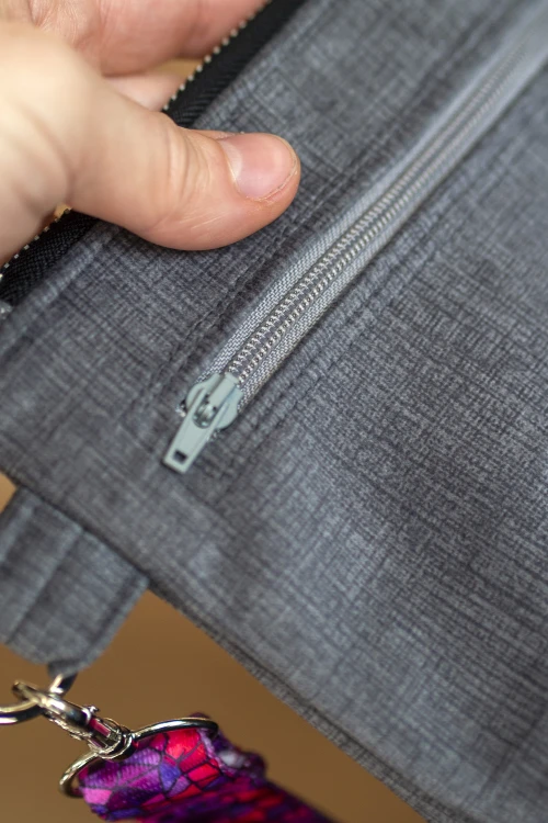 Szara kopertówka mini na różowym pasku