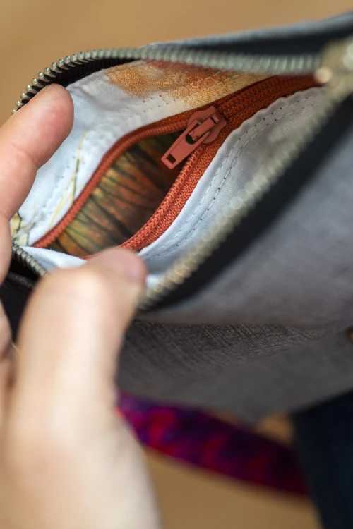 Szara kopertówka mini na różowym pasku