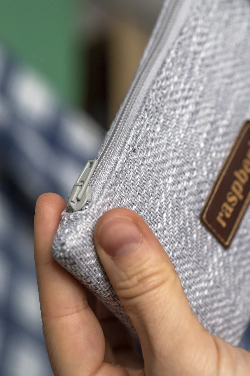 Jasnoszare etui na klucze jodełka