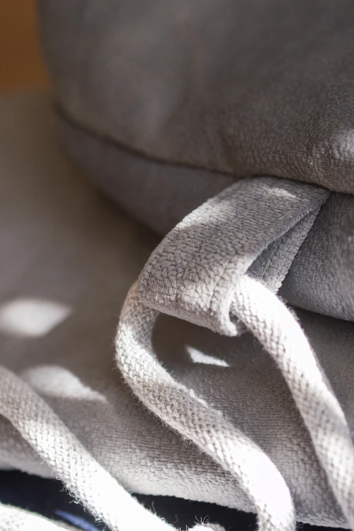 Szary pokrowiec na matę do jogi