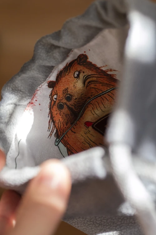 Szary pokrowiec na matę do jogi