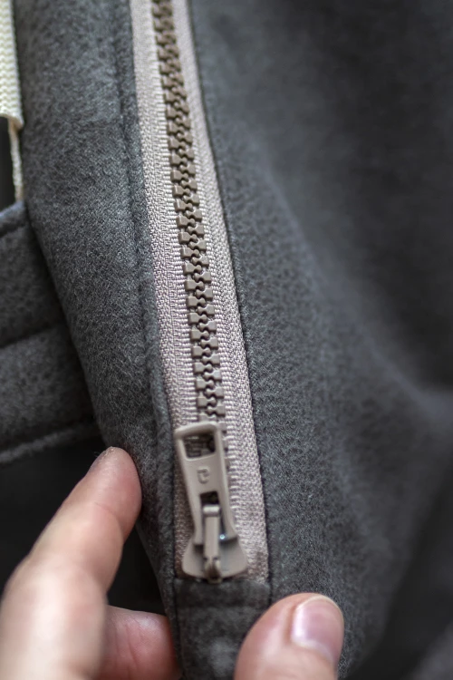 Szary plecak kurierski z suwakiem