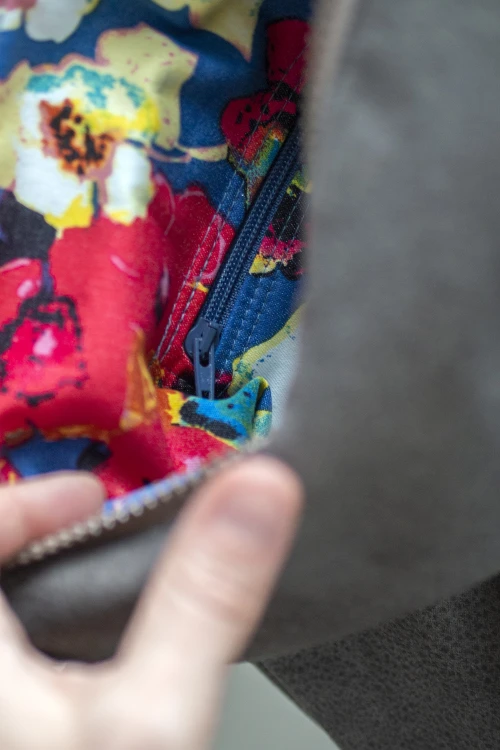 Szary plecak kurierski z suwakiem