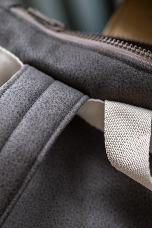 Szary plecak kurierski z suwakiem