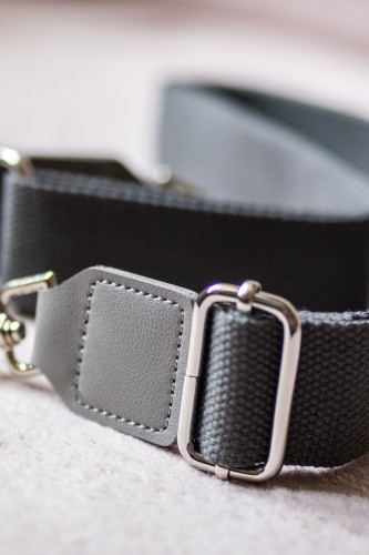 Szary pasek do torebki