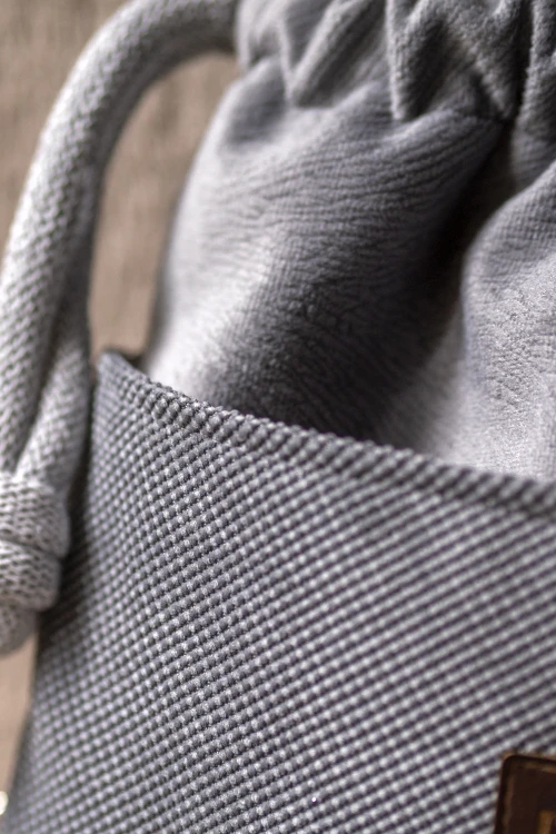 Szara listonoszka z kominem