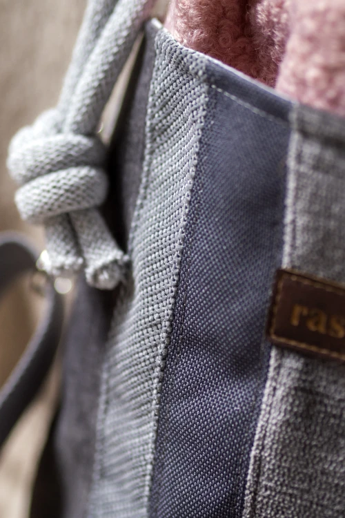 Różowo-szara listonoszka z kominem baranek