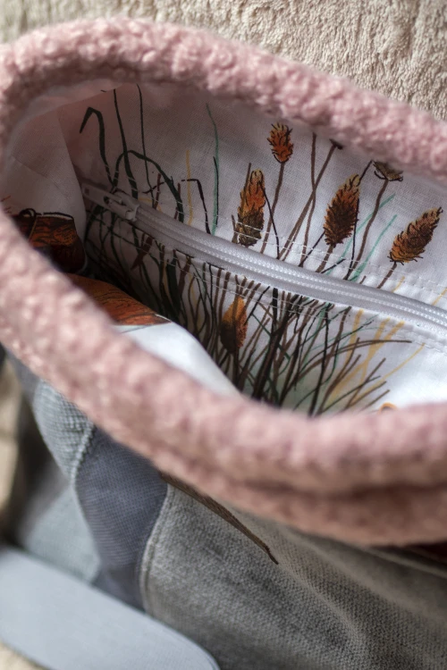 Różowo-szara listonoszka z kominem baranek