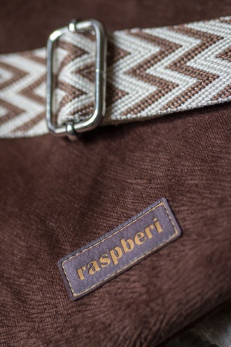 Brązowa kopertówka z weluru