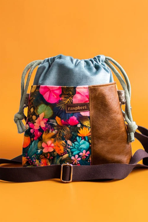 Listonoszka z kominem w kolorowe kwiaty patchwork
