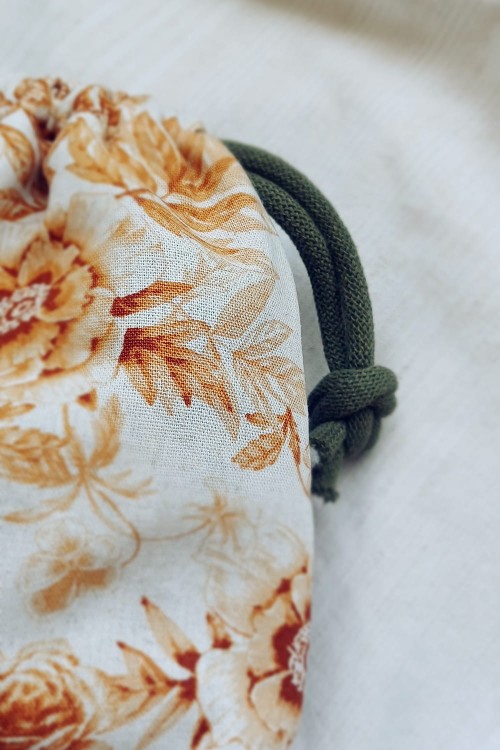 Worek na kierownicę roweru lub hulajnogi złociste kwiaty