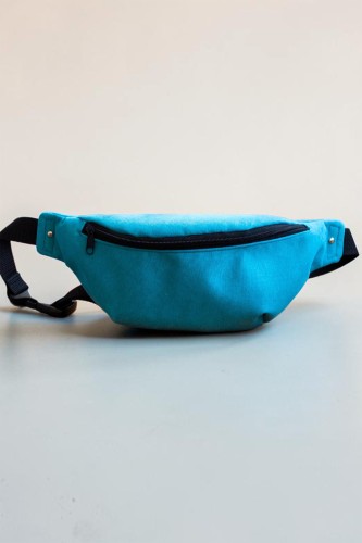 Turkusowa nerka handmade z mikrofazy – unikatowa saszetka na regulowanym pasku