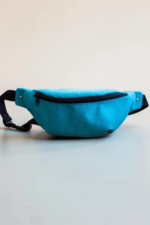 Turkusowa nerka handmade z mikrofazy – unikatowa saszetka na regulowanym pasku