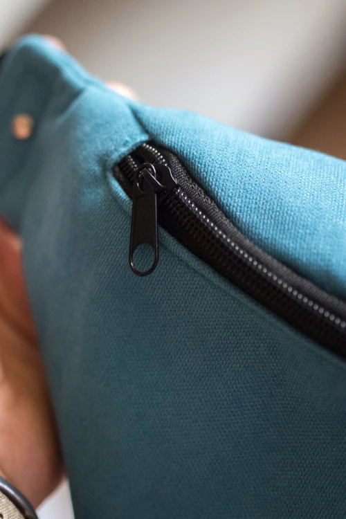 Turkusowa nerka handmade z mikrofazy – unikatowa saszetka na regulowanym pasku