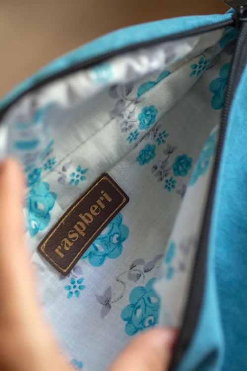 Turkusowa nerka handmade z mikrofazy – unikatowa saszetka na regulowanym pasku
