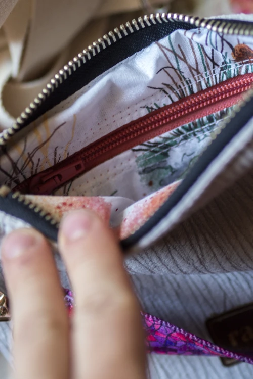 Mini kopertówka z tłoczonego weluru – jasnoszara z różowym regulowanym paskiem | Unikat handmade