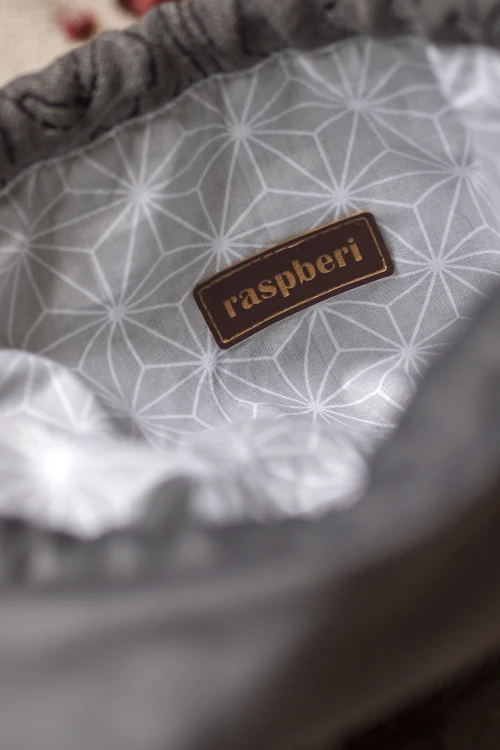 Plecak worek handmade RASPBERI – unikatowy plecak w stylu no waste z weluru i tłoczonej tkaniny