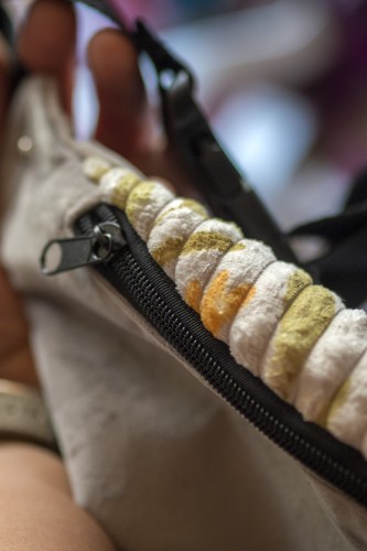 Welurowa nerka handmade z klapą ze sztruksu w kwiaty
