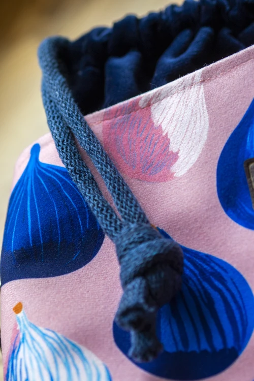 Torebka listonoszka z kominem worek Raspberi – unikatowa torebka handmade z weluru w figi | No Waste | 26 × 28 cm