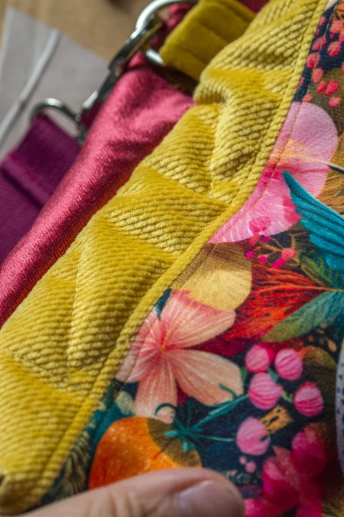 Kolorowa torebka patchworkowa listonoszka z kominem No Waste – unikat handmade z weluru | Raspberi