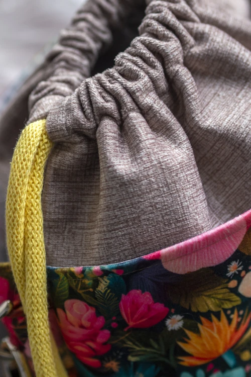Torebka worek handmade Raspberi – kolorowa torebka w kwiaty | Unikat No Waste z regulowanym paskiem