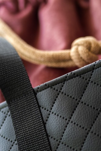 Torebka worek handmade z brudnoróżowego weluru i pikowanej ekoskóry – unikat No Waste | Raspberi