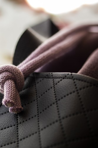 Torebka worek handmade ze śliwkowego weluru i pikowanej ekoskóry – unikat No Waste