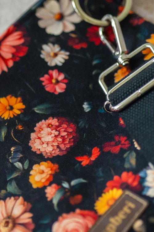 Kopertówka welurowa handmade – unikatowa torebka z regulowanym paskiem 21 × 27