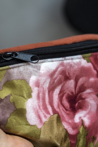 Nerka welurowa w kwiaty – unikatowa torebka handmade