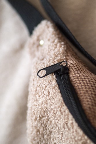 Nerka handmade z pudroworóżowego baranka – unikatowa saszetka Raspberi