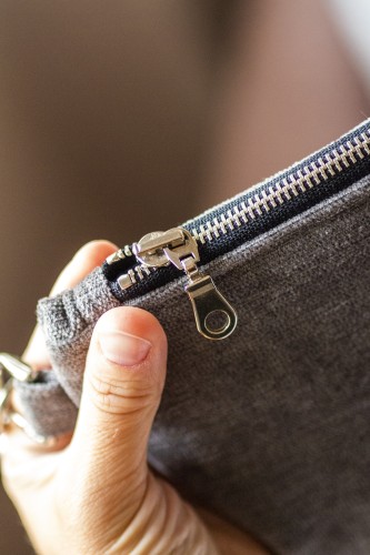 Mini kopertówka ciemnoszara z różowym regulowanym paskiem | Unikat handmade