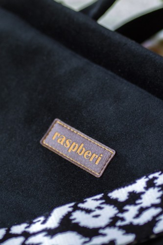 Czarna torebka listonoszka z mięsistego weluru – handmade raspberi