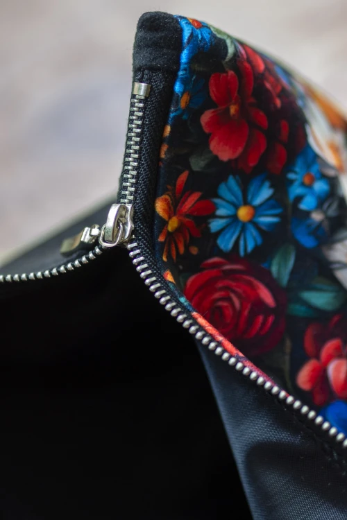 Czarno-kwiatowa kosmetyczka podróżna patchwork – unikat | Raspberi