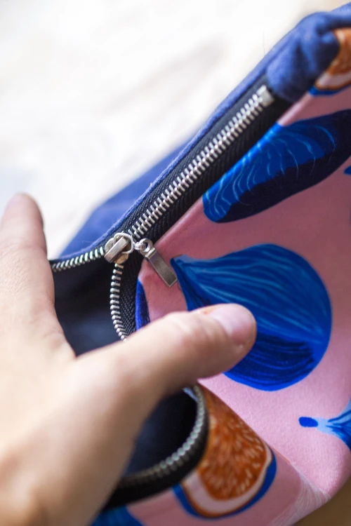 Kolorowa kosmetyczka podróżna handmade z weluru w figi – unikat